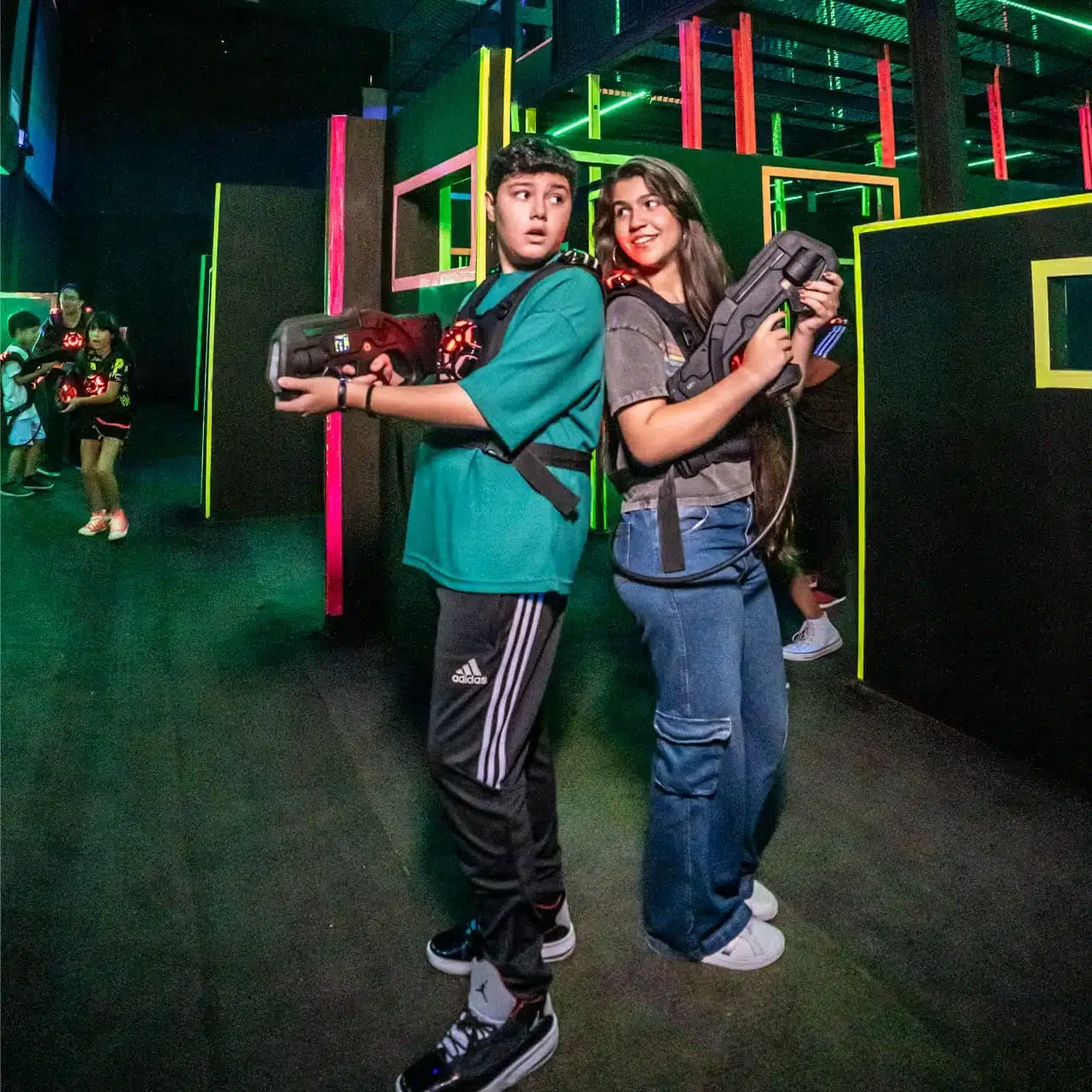 dupla-de-amigos-se-divertindo-na-arena-do-laser-tag